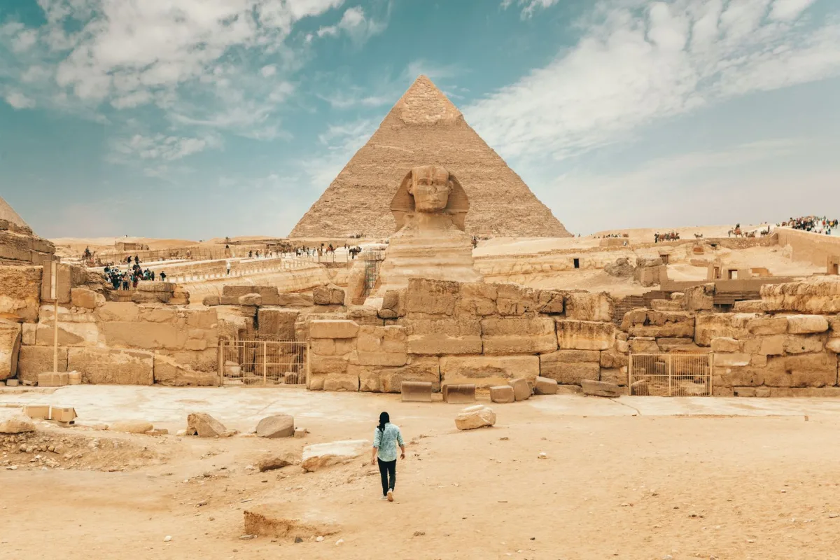 Tipping in Egypt - handing over Egyptian pounds