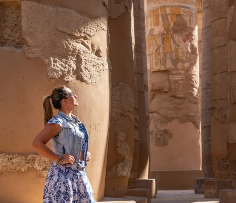 What to wear in Egypt - traveler dressed for sightseeing