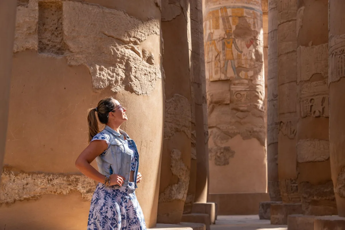 What to wear in Egypt - traveler dressed for sightseeing