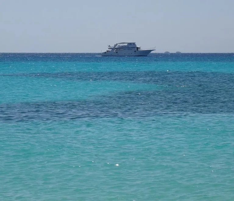 Turquoise Red Sea off Hurghada, a highlight of the best time to visit Hurghada