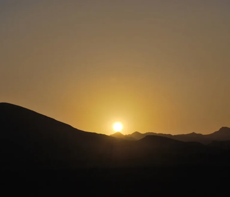 Sunset behind the Red Sea mountains, the classic backdrop of a desert safari Hurghada evening