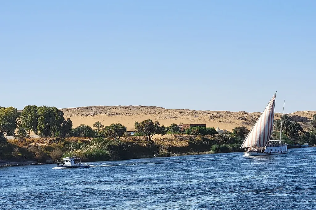 Dahabiya under sail on the Nile, a luxury New Year Nile cruise alternative